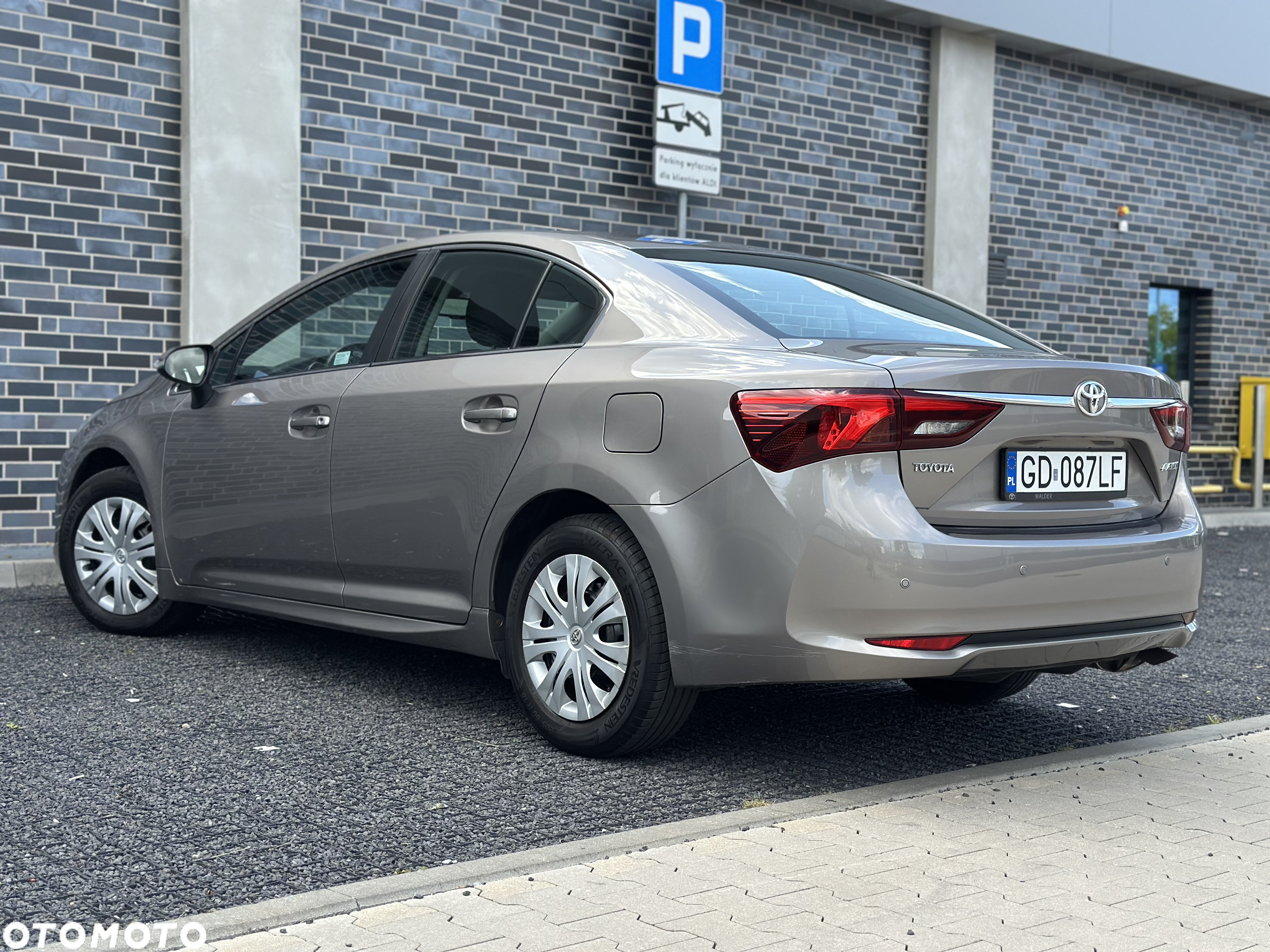 Toyota Avensis 1.6 Active - 10