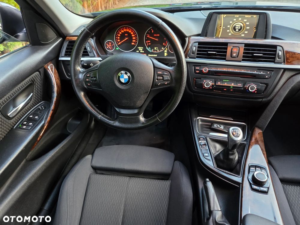 BMW Seria 3 318d Sport Line - 12