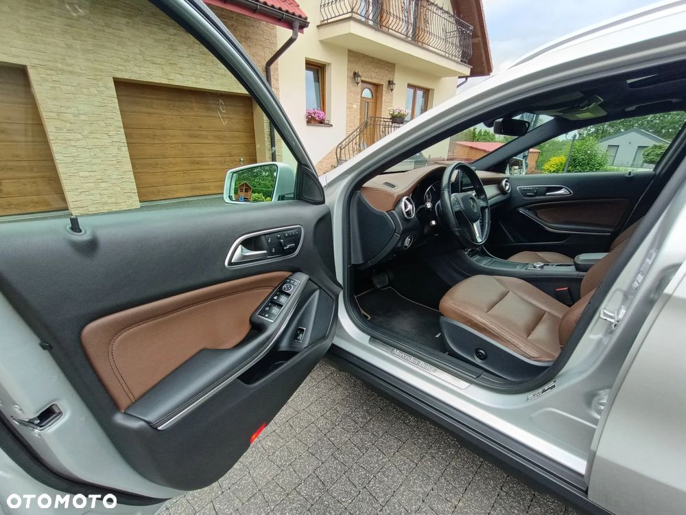 Mercedes-Benz GLA 250 4Matic 7G-DCT - 18