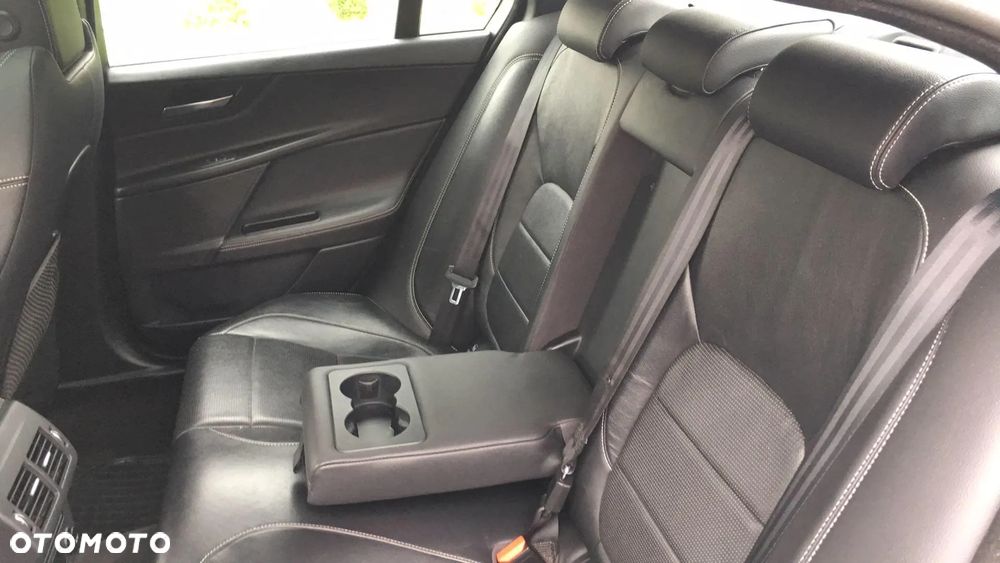 Jaguar XE 2.0 D R-Sport - 6