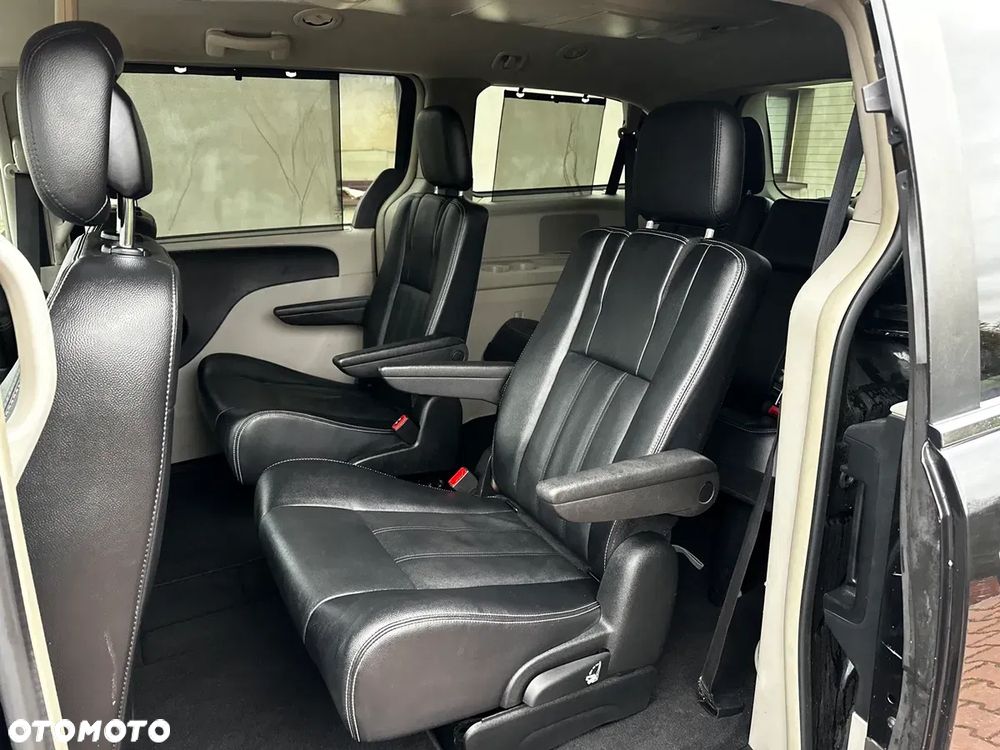 Chrysler Town & Country - 32