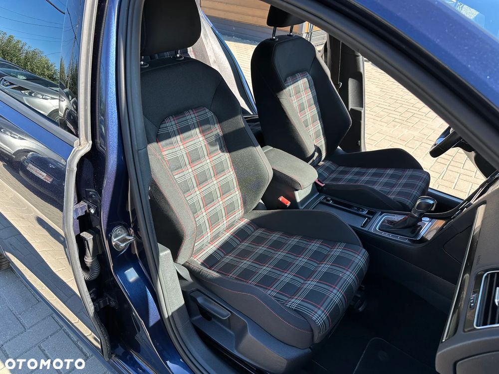 Volkswagen Golf - 21