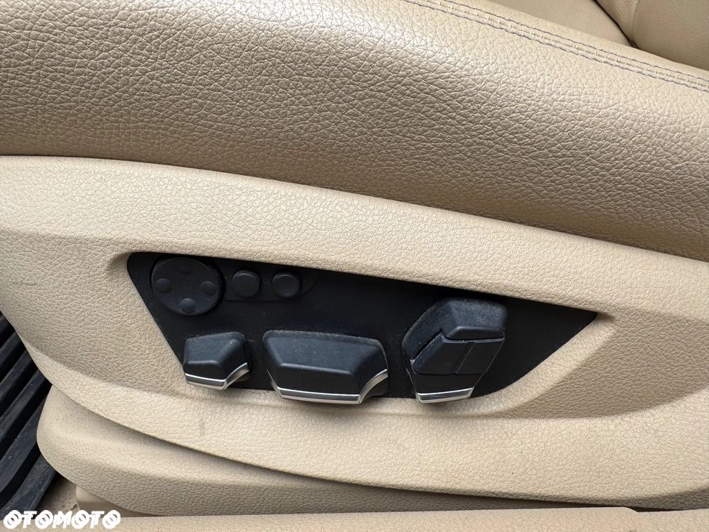 BMW Seria 5 525d xDrive - 11