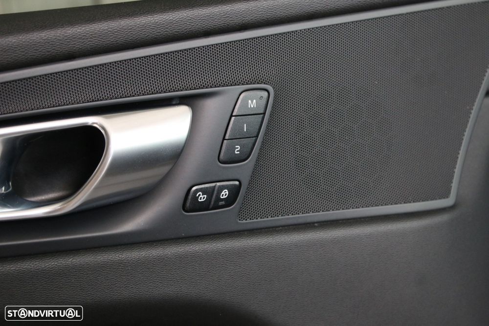 Volvo XC 60 2.0 T6 PHEV Plus Dark AWD — fotografia 15