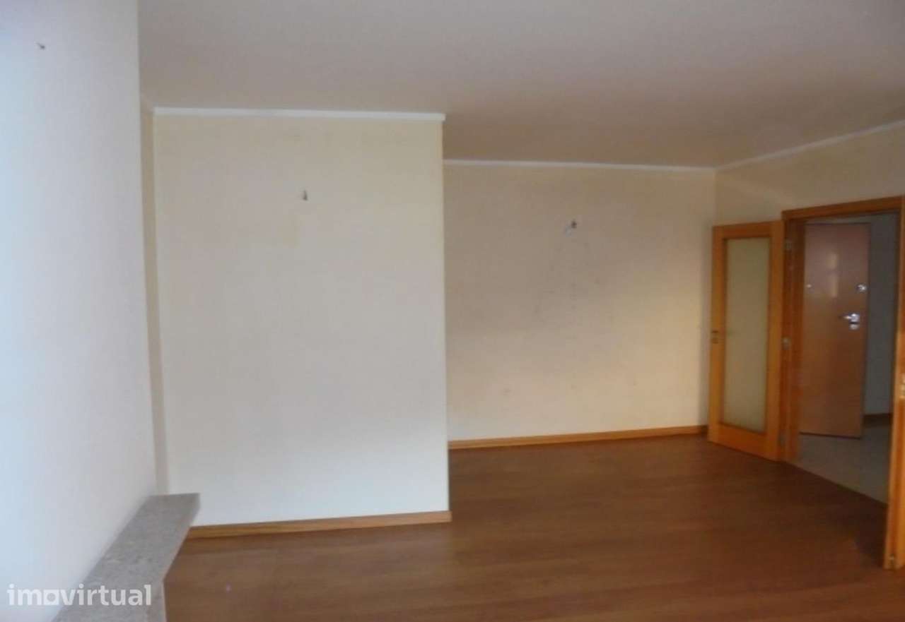 Espaçoso apartamento T2 em Canelas - Grande imagem: 3/18