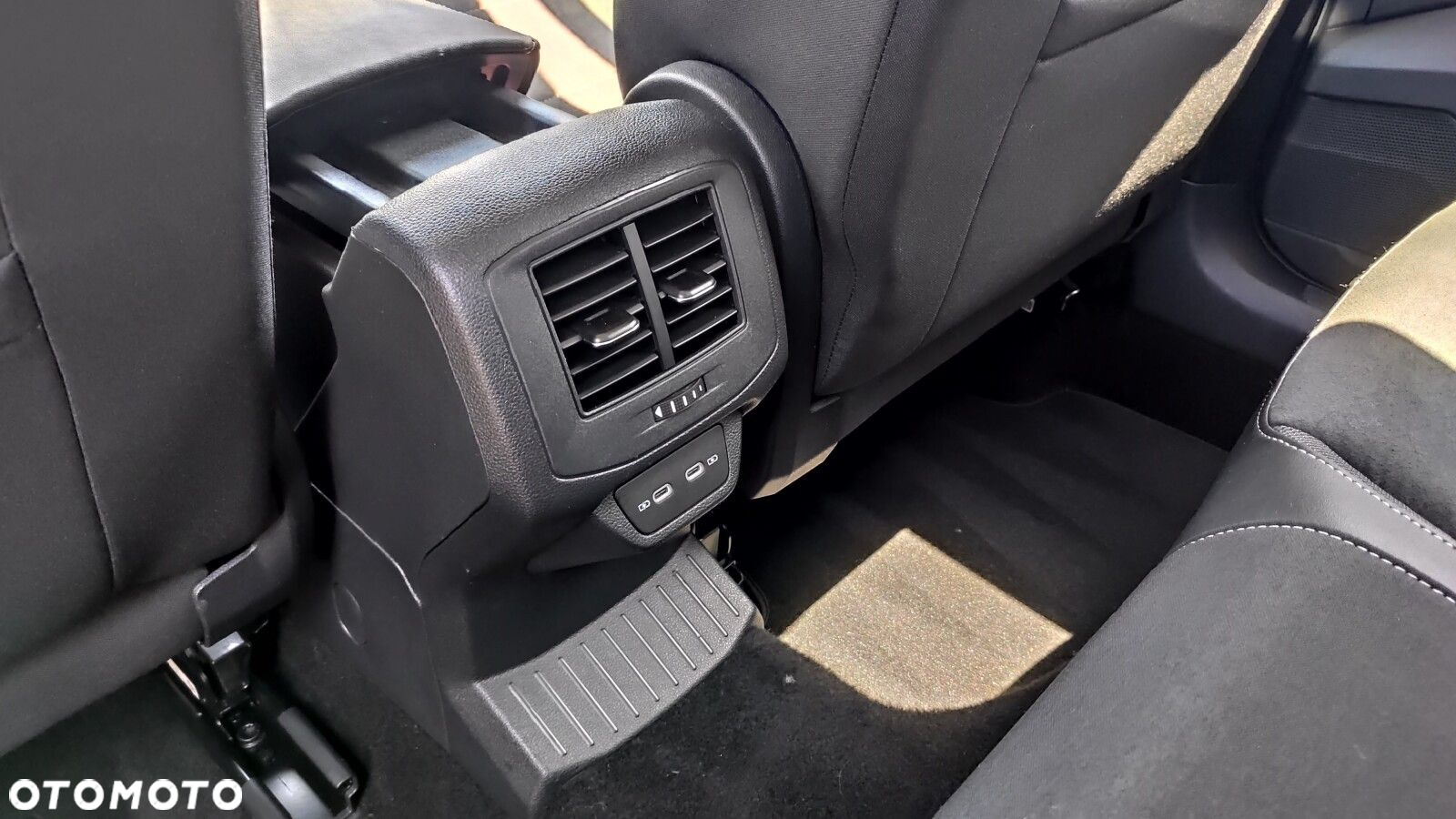 Volkswagen T-Roc - 29
