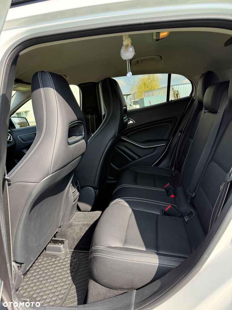 Mercedes-Benz GLA 200 7G-DCT - 17