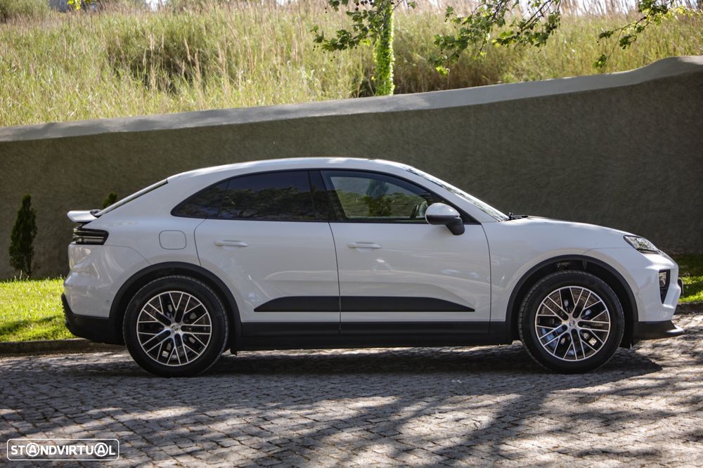 Porsche Macan Electric 4 - 18