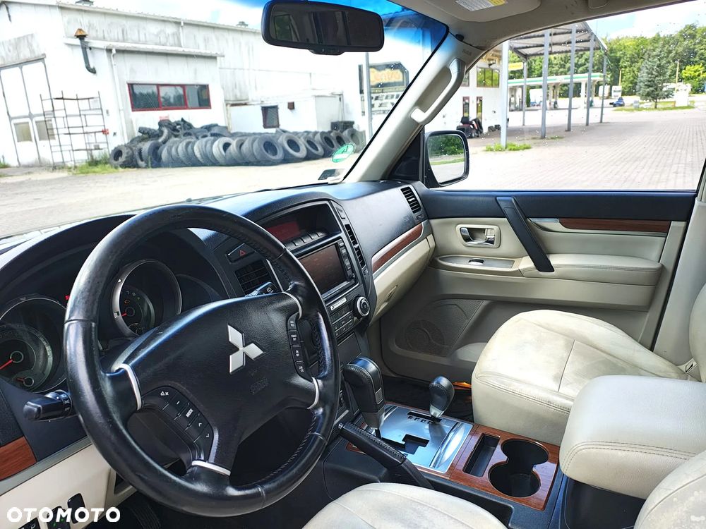 Mitsubishi Pajero - 24
