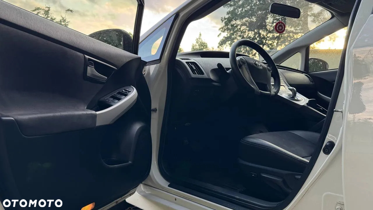 Toyota Prius (Hybrid) Executive - 10