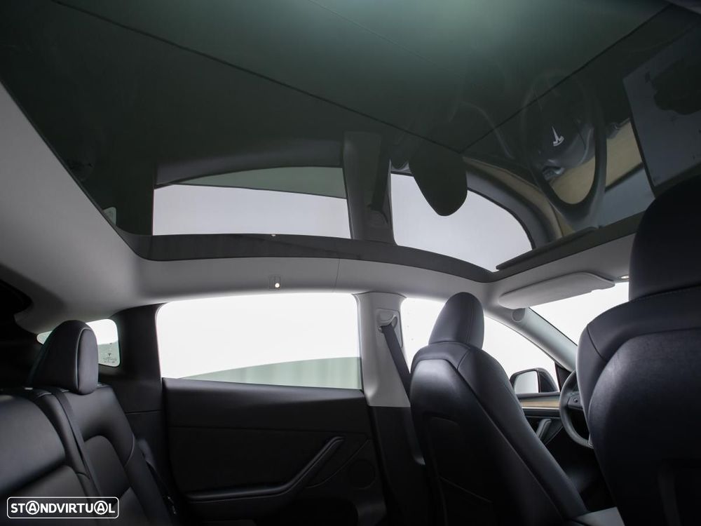 Tesla Model Y Long Range Dual Motor AWD — fotografia 13