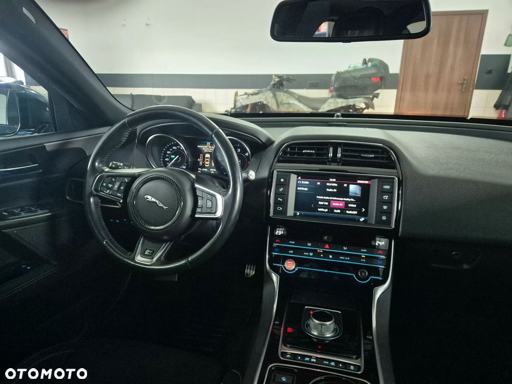 Jaguar XE 2.0 D R-Sport - 23