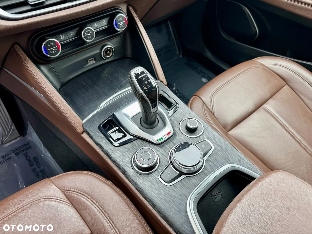 Alfa Romeo Stelvio - 16