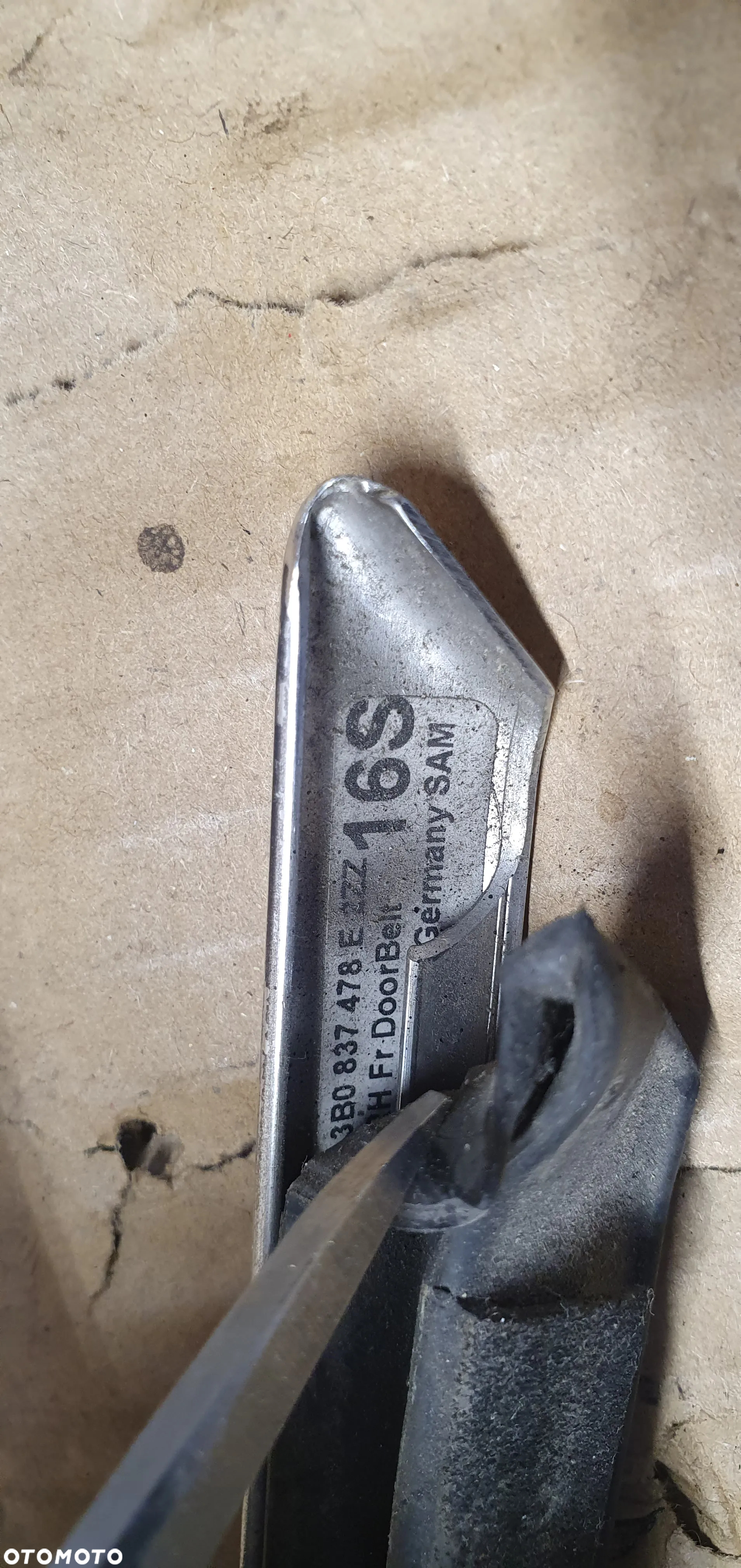 Listwa zgarniająca drzwi prawy przód chrom VW Passat B5 FL 3B0837478E - 6