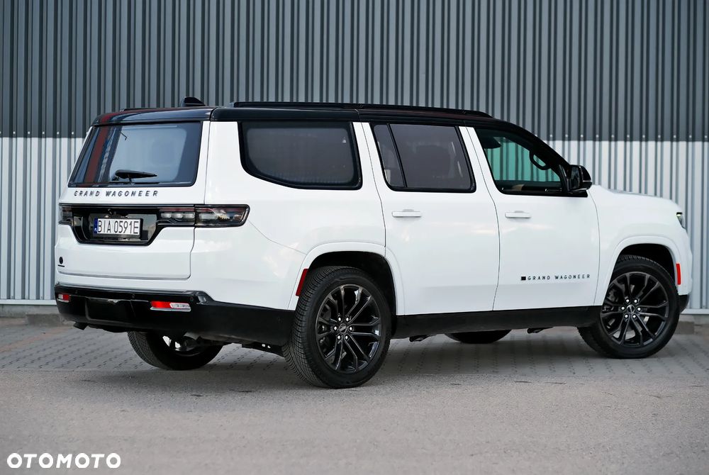 Jeep Wagoneer - 12