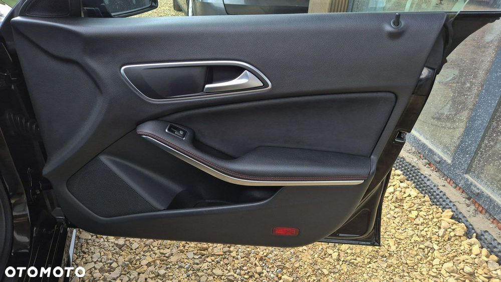 Mercedes-Benz CLA 200 7G-DCT AMG Line - 27