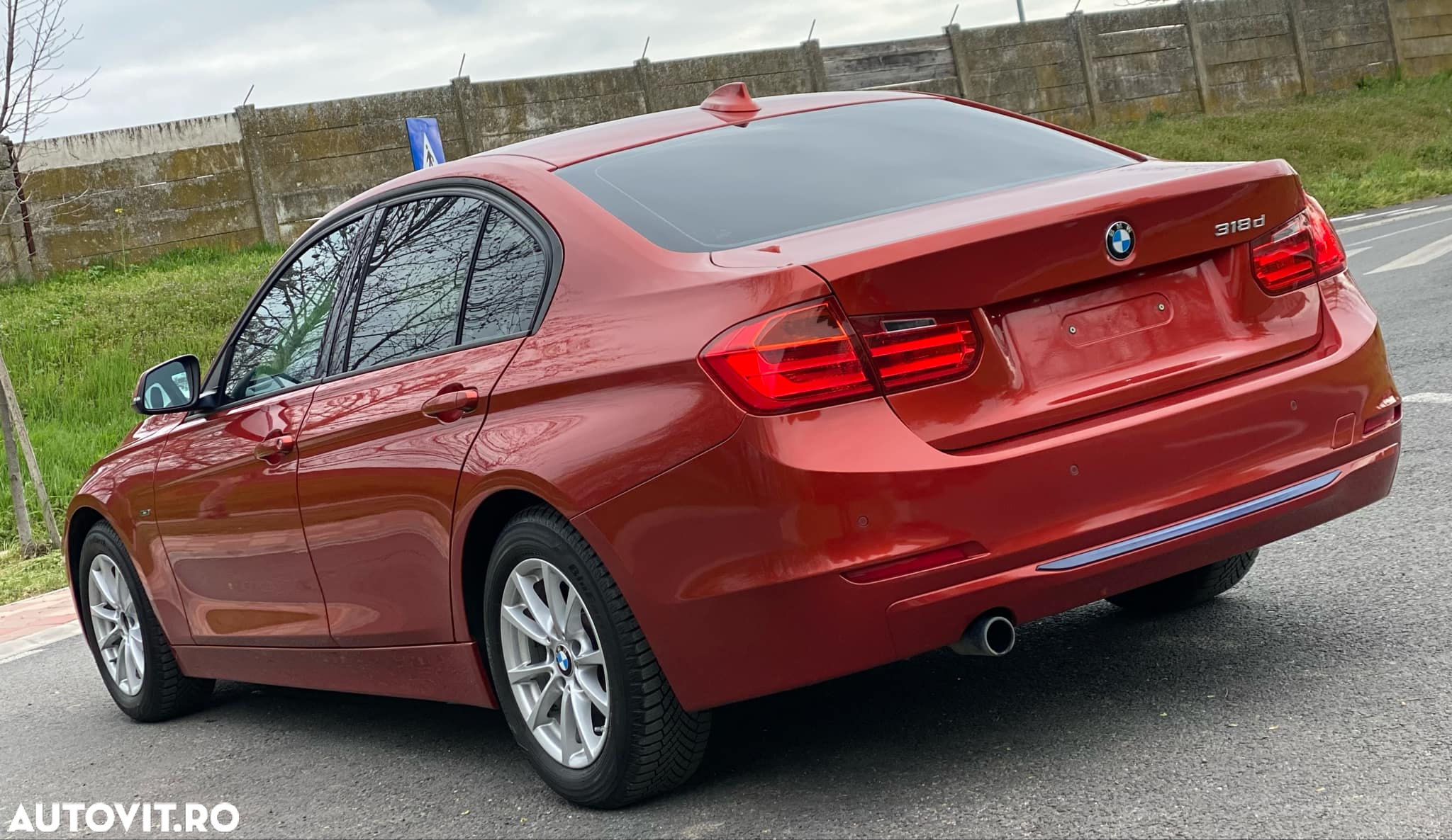 BMW Seria 3 318d DPF Touring Aut. Edition Sport - 2