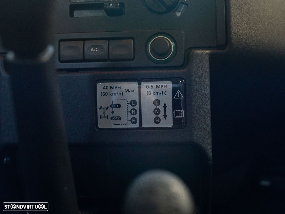 Land Rover Defender 110 SW 2.4 CRD S - 33