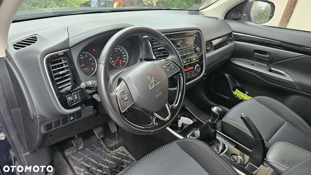 Mitsubishi Outlander 2.0 Invite + 2WD - 7
