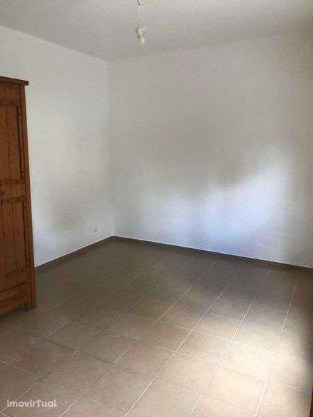 Sobreda, T1 anexo moradia, cozinha semi equipada, espaço exterior - Grande imagem: 2/9