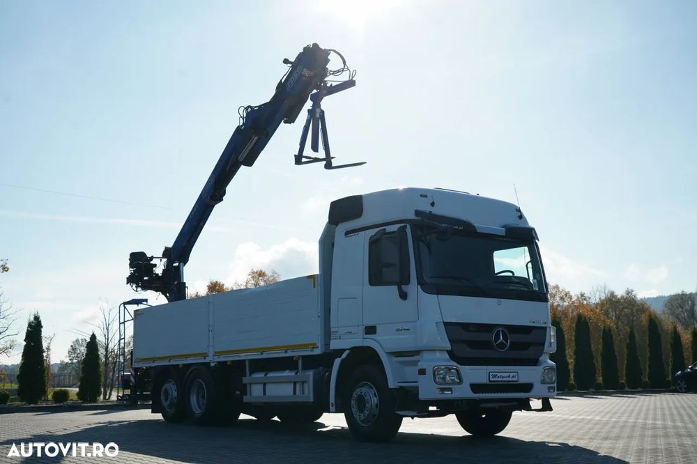 Mercedes-Benz ACTROS 2548 / 6x2 / ÎNĂLȚIME - 6,5 M / PUNTE RELAXABILĂ / TRANSMISIE FASSI / ATINGERE: 10,85 M / PRIMUL SCAUN SPATE / ROTATOARE / FURCĂ PENTRU PALEȚI - 5