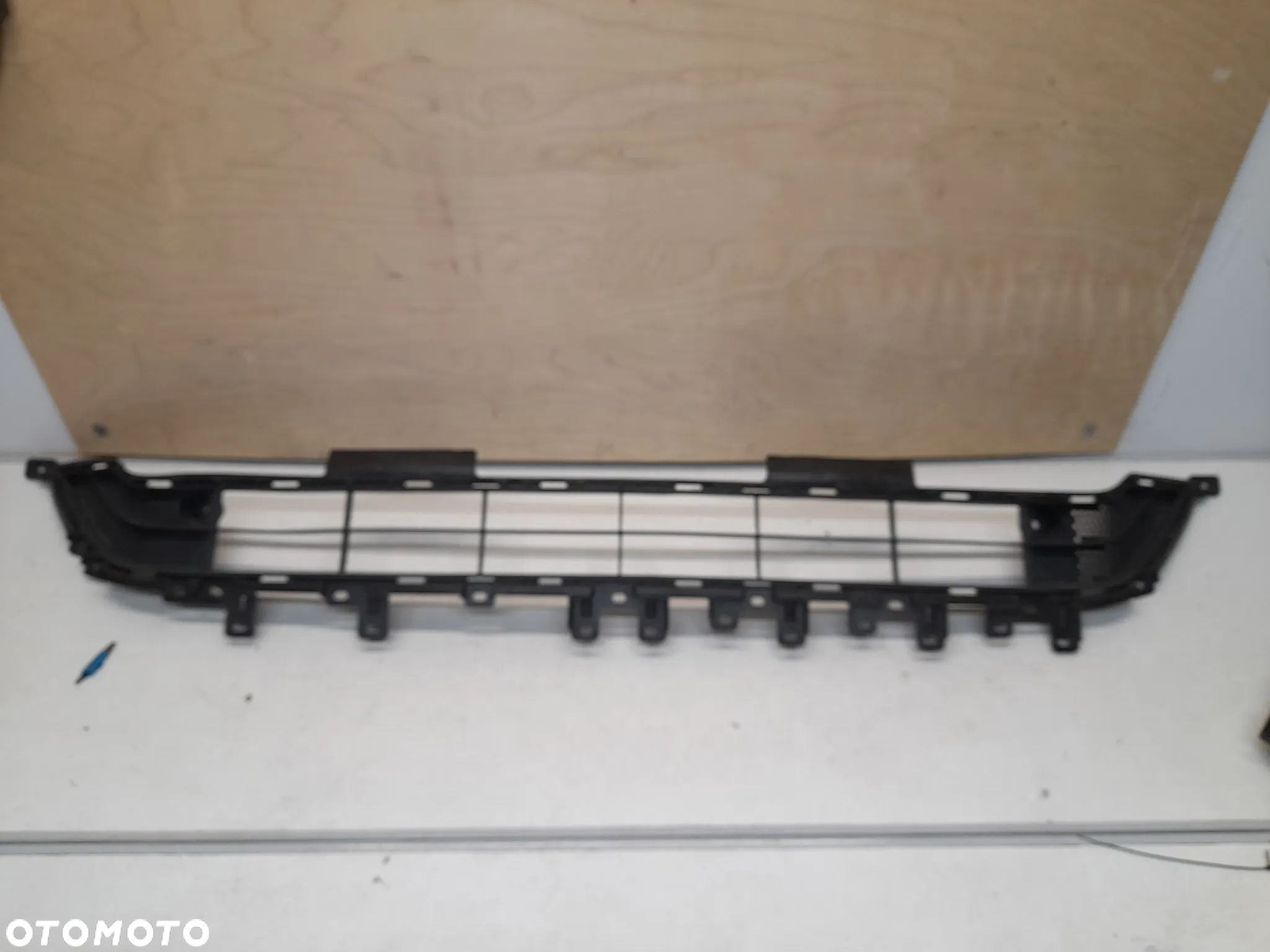 MITSUBISHI ECLIPSE CROSS LIFT 2021- KRATKA DOLNA ZDERZAKA PRZÓD 6402A587 - 1