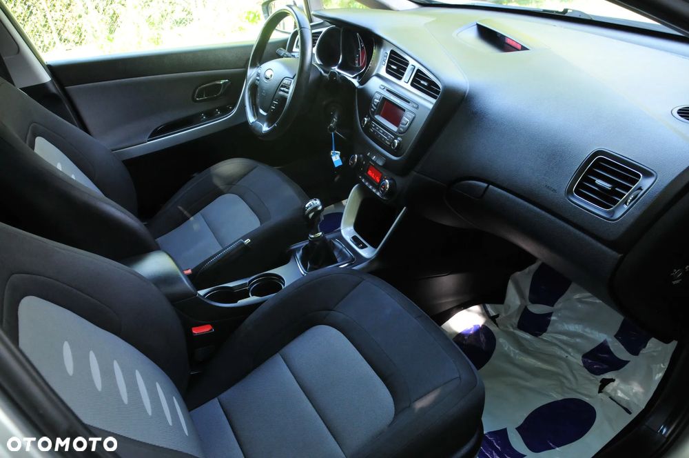 Kia Ceed 1.6 GDI Dream Team Edition - 24