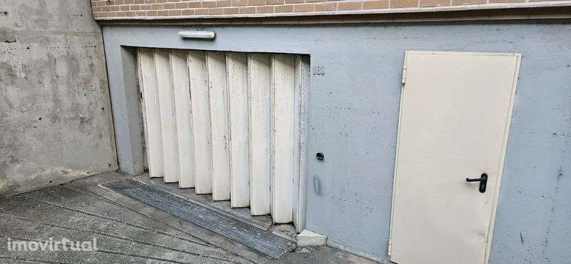 Lugar de garagem com Arrumo  junto ao Hospital CUF - Grande imagem: 2/4
