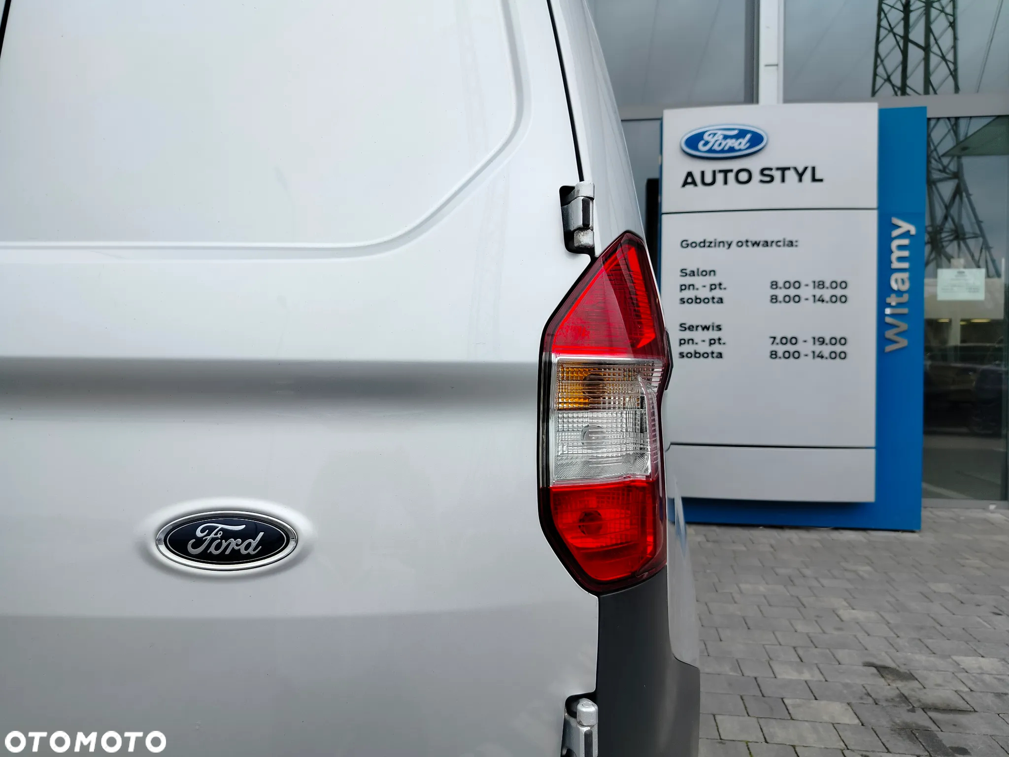 Ford Transit Courier - 26
