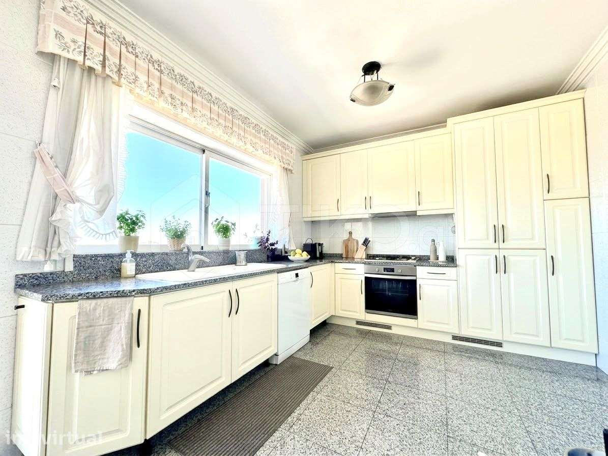 Moradia T4 com Suite, Garagem Dupla, Cave/Ginásio e Espaço Exterior | - Grande imagem: 2/26
