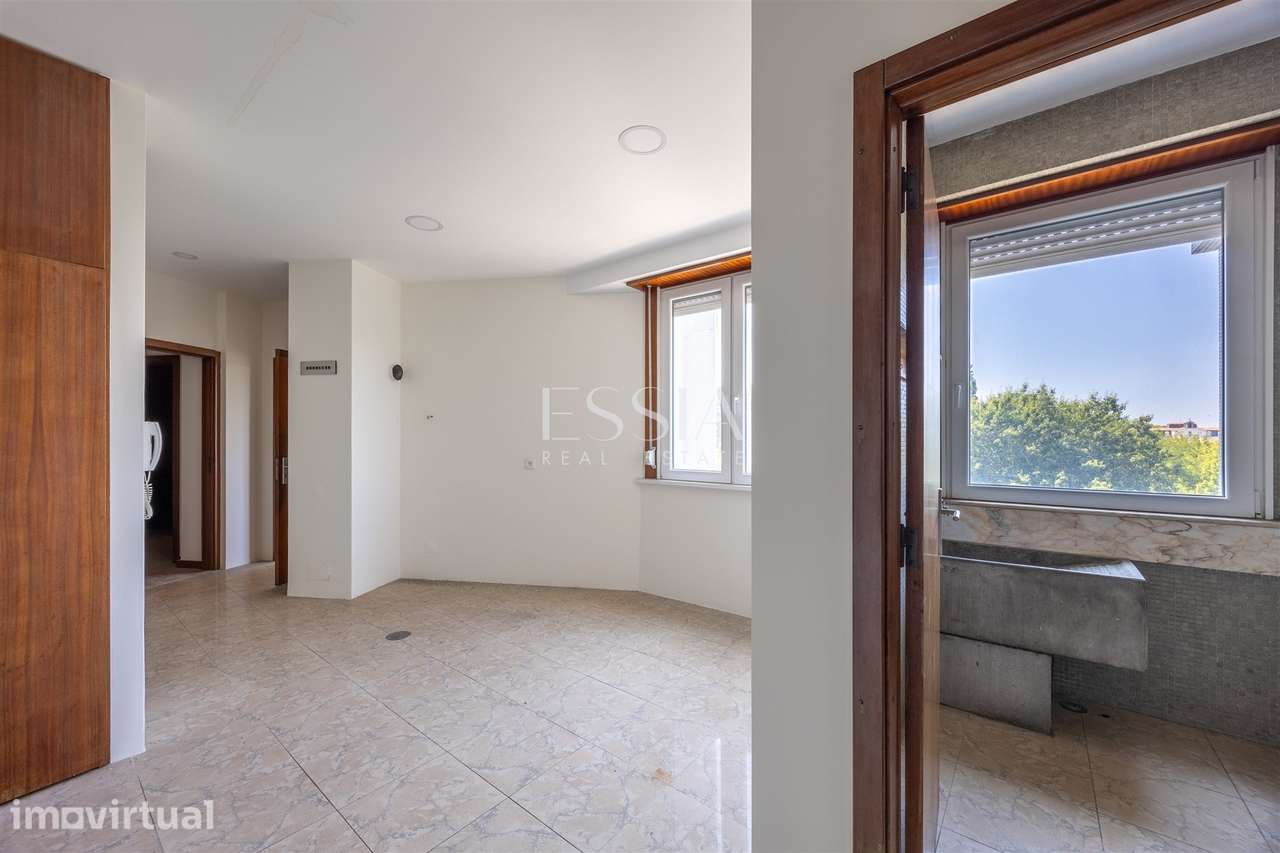 Foco, Ramalde, Porto – Apartamento T5 Remodelado - Grande imagem: 3/33