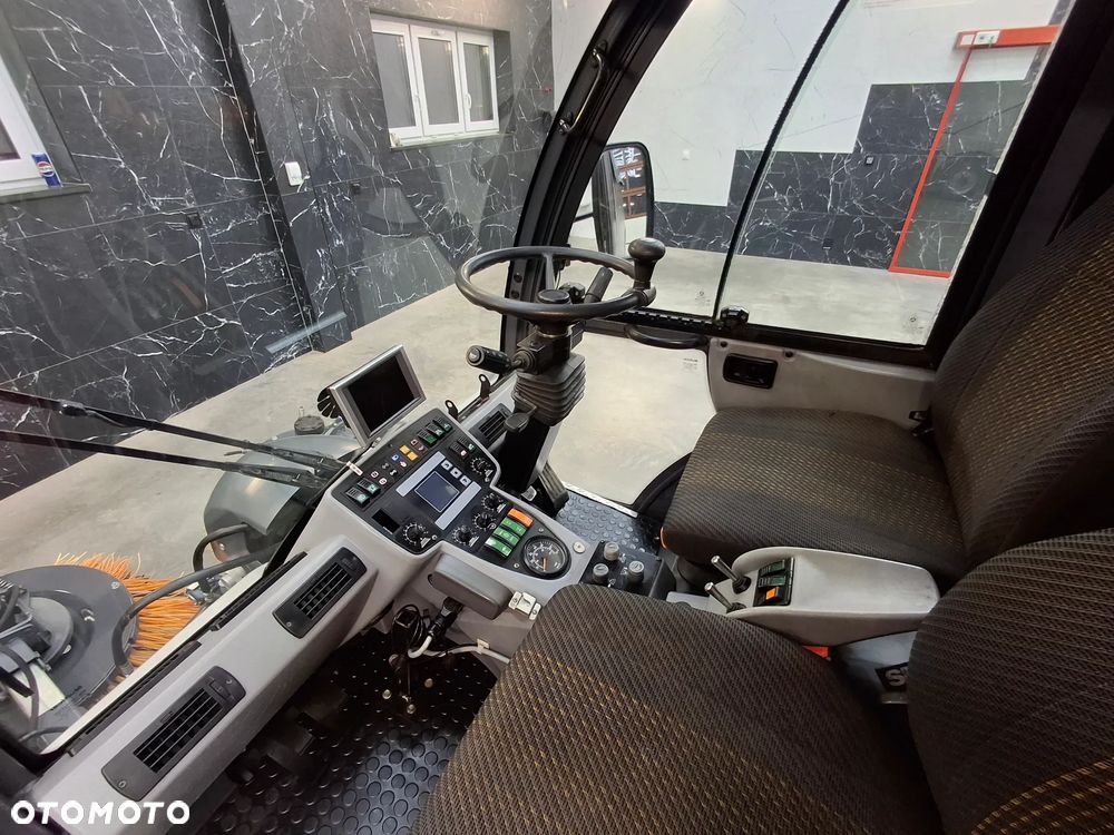 Inny Zamiatarka Hako Citymaster 2000 Klimatyzacja 2 Osie Skrętne Oświetlenie Ostrzegawcze Zamiatarka Chodnikowa 2016r - 23