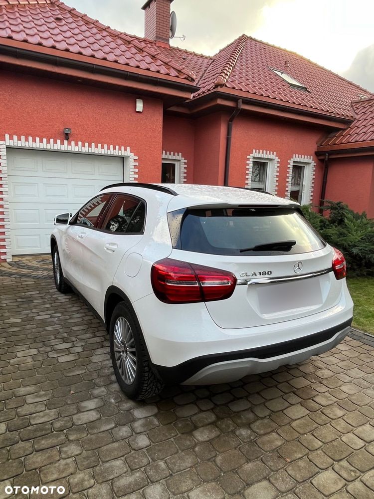 Mercedes-Benz GLA 180 7G-DCT - 4