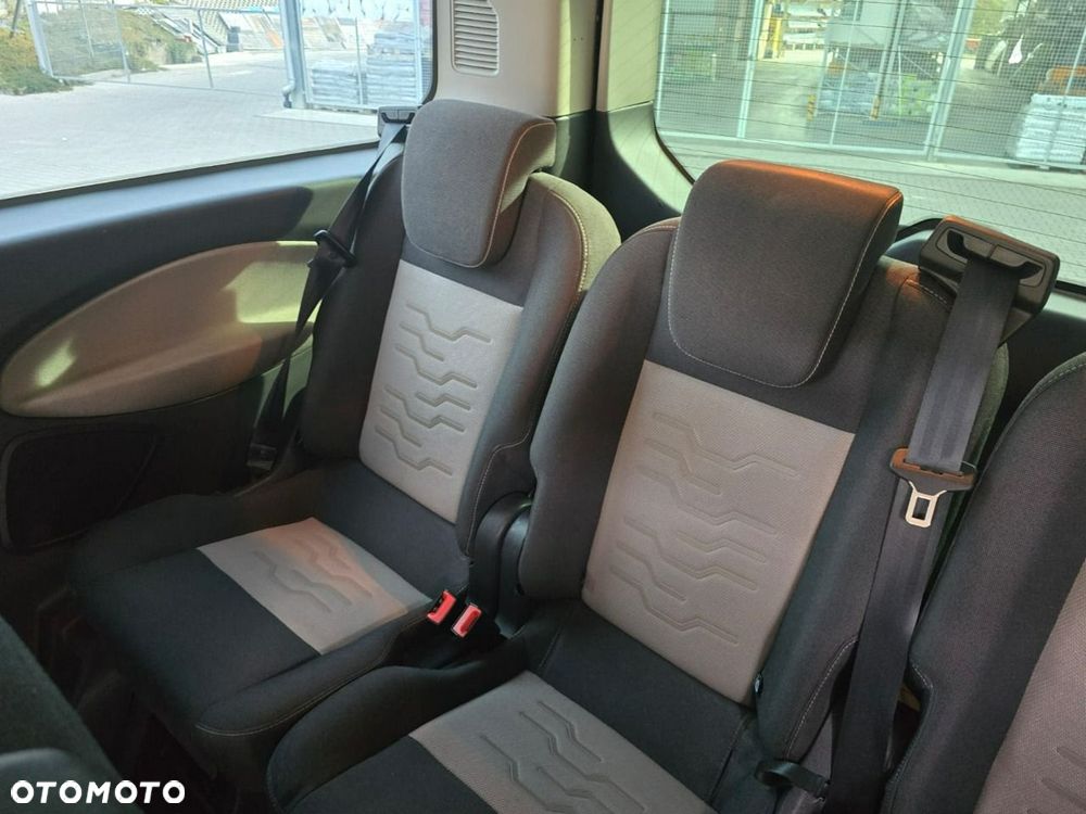 Ford Tourneo Custom - 22