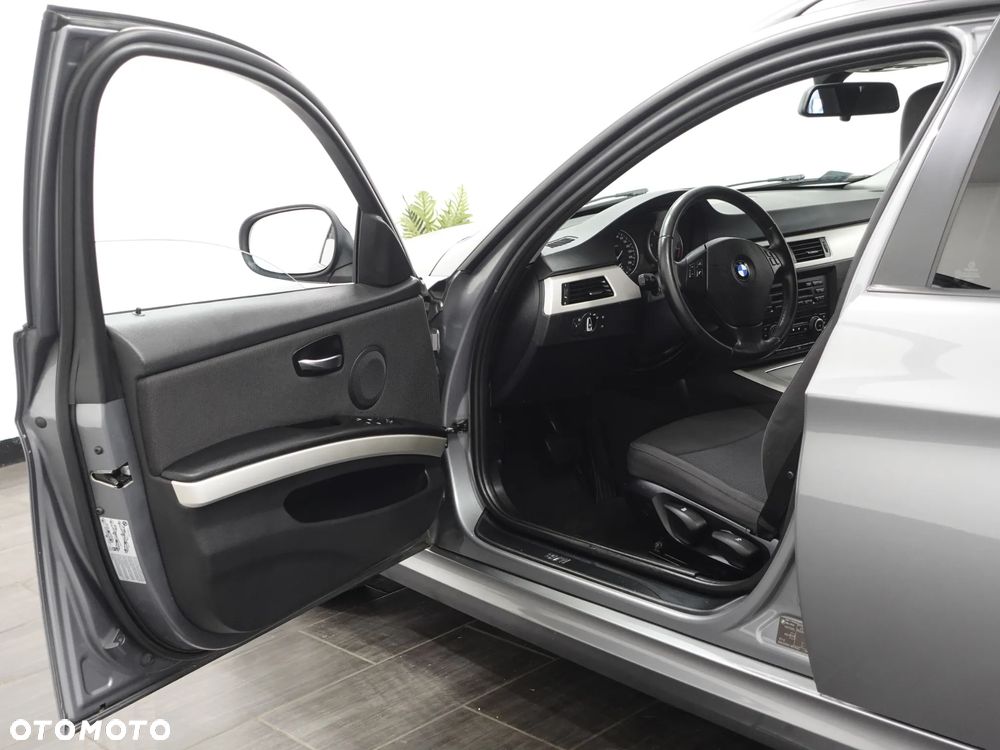 BMW Seria 3 320d xDrive DPF - 17