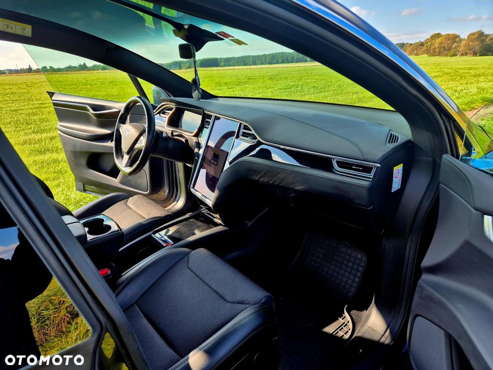 Tesla Model X - 8