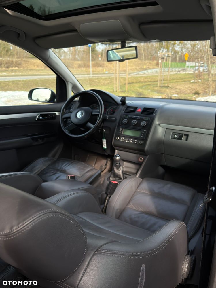 Volkswagen Touran - 12
