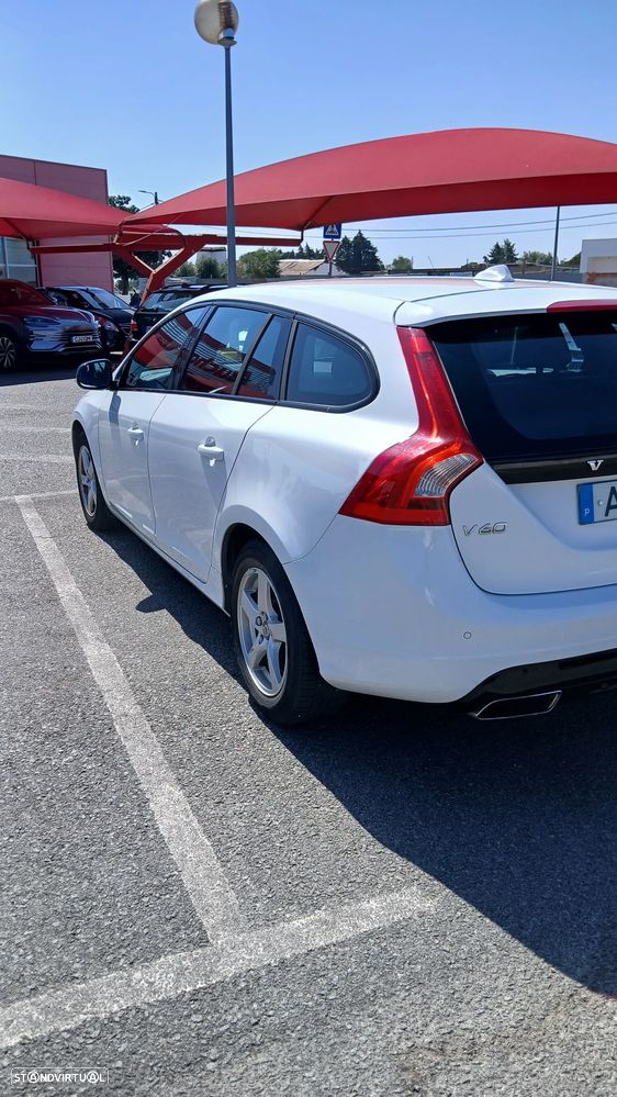 Volvo V60 2.0 D3 Momentum Geartronic - 6