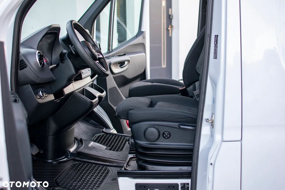 Mercedes-Benz Sprinter 319 - 26