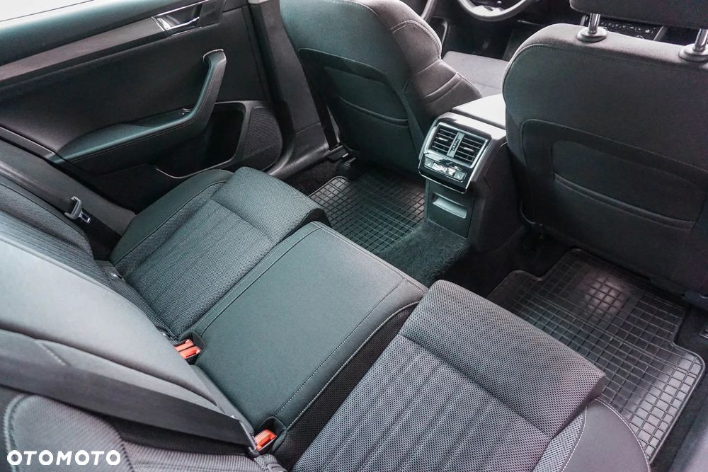 Skoda Superb 2.0 TDI SCR Style DSG - 34