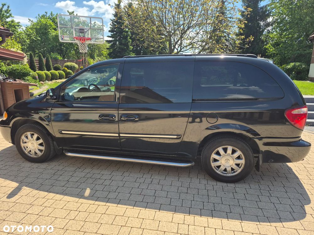Chrysler Town & Country - 4
