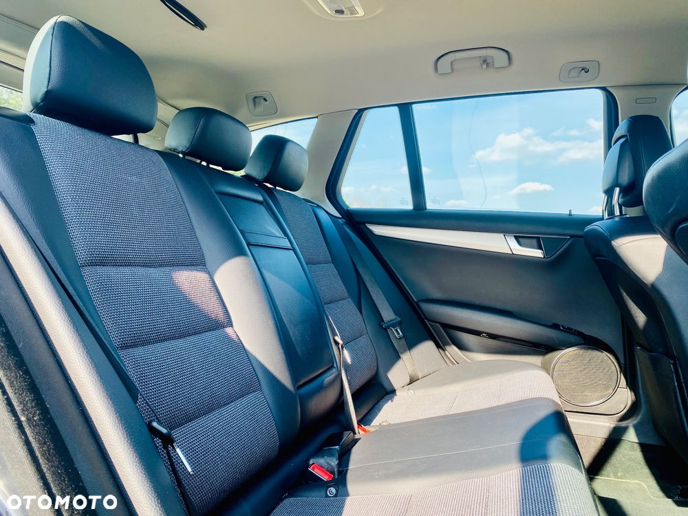 Mercedes-Benz Klasa C 180 CGI Automatik BlueEFFICIENCY Avantgarde - 32