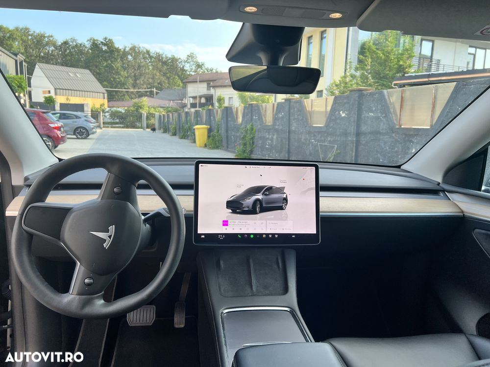 Tesla Model Y - 11