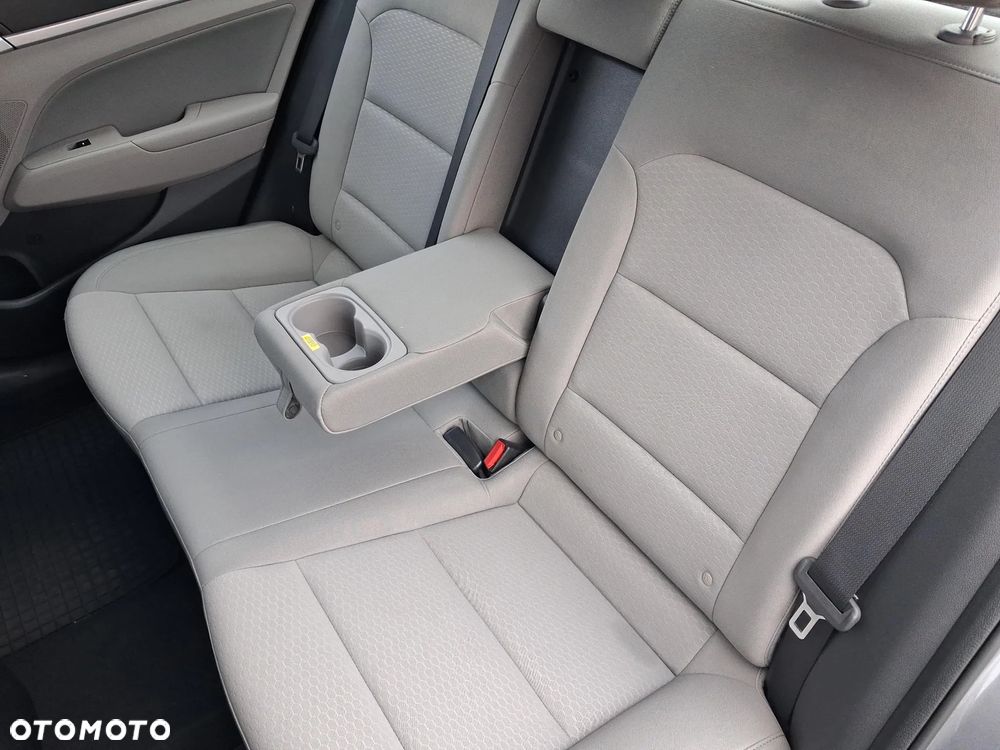 Hyundai Elantra 1.6 Comfort - 21