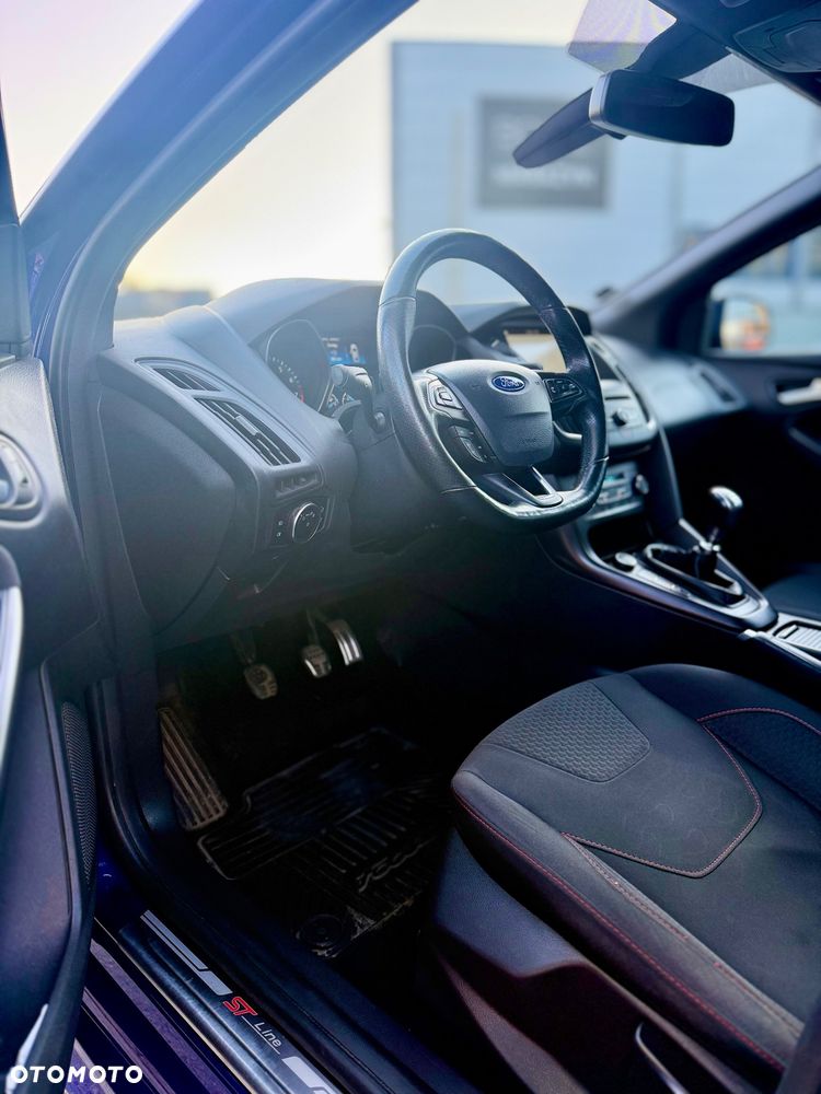 Ford Focus SW 1.5 EcoBoost S&S ST-LINE - 24