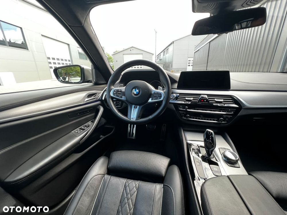 BMW Seria 5 M550i xDrive - 17
