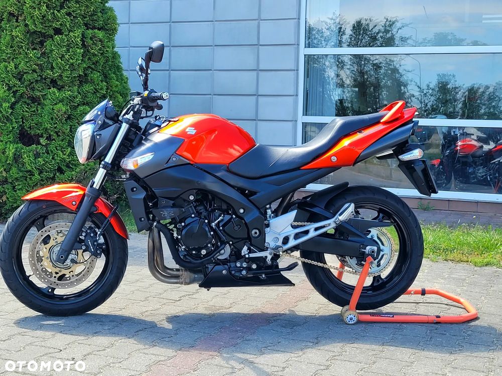 Suzuki GSR - 4