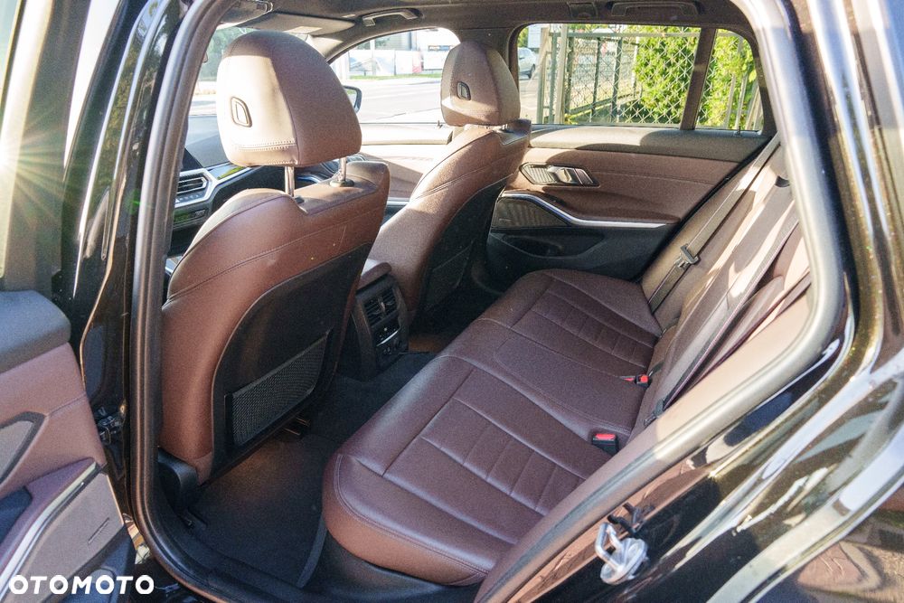BMW Seria 3 320i Edition M Sport Shadow - 11
