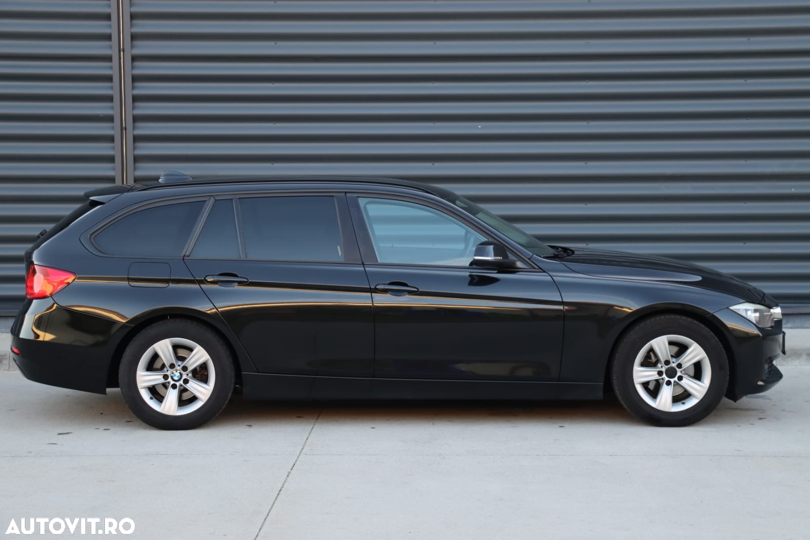 BMW Seria 3 318d DPF Touring Aut. - 3