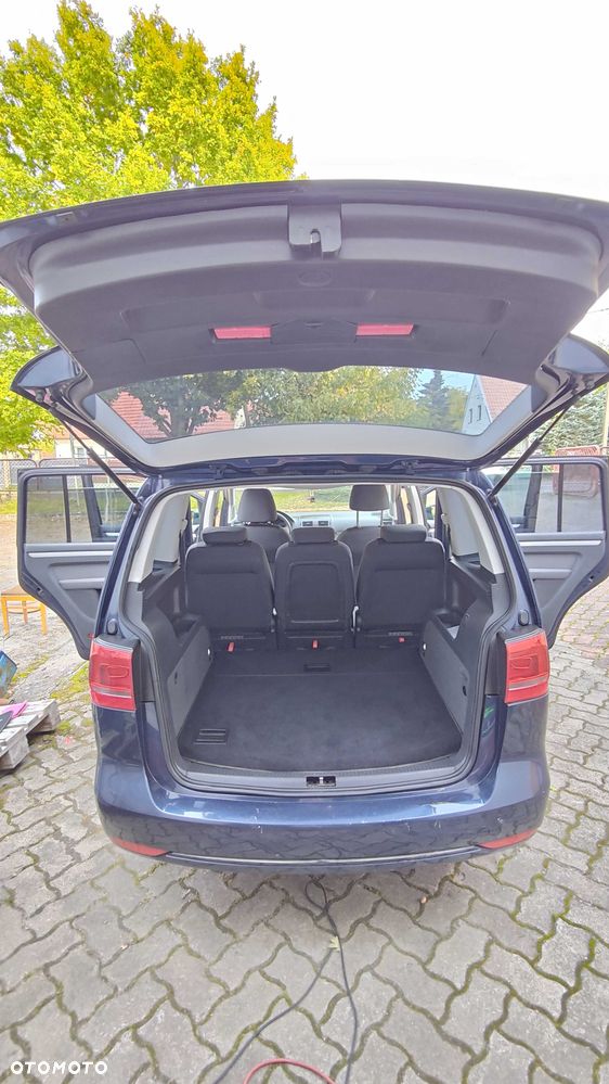Volkswagen Touran - 12